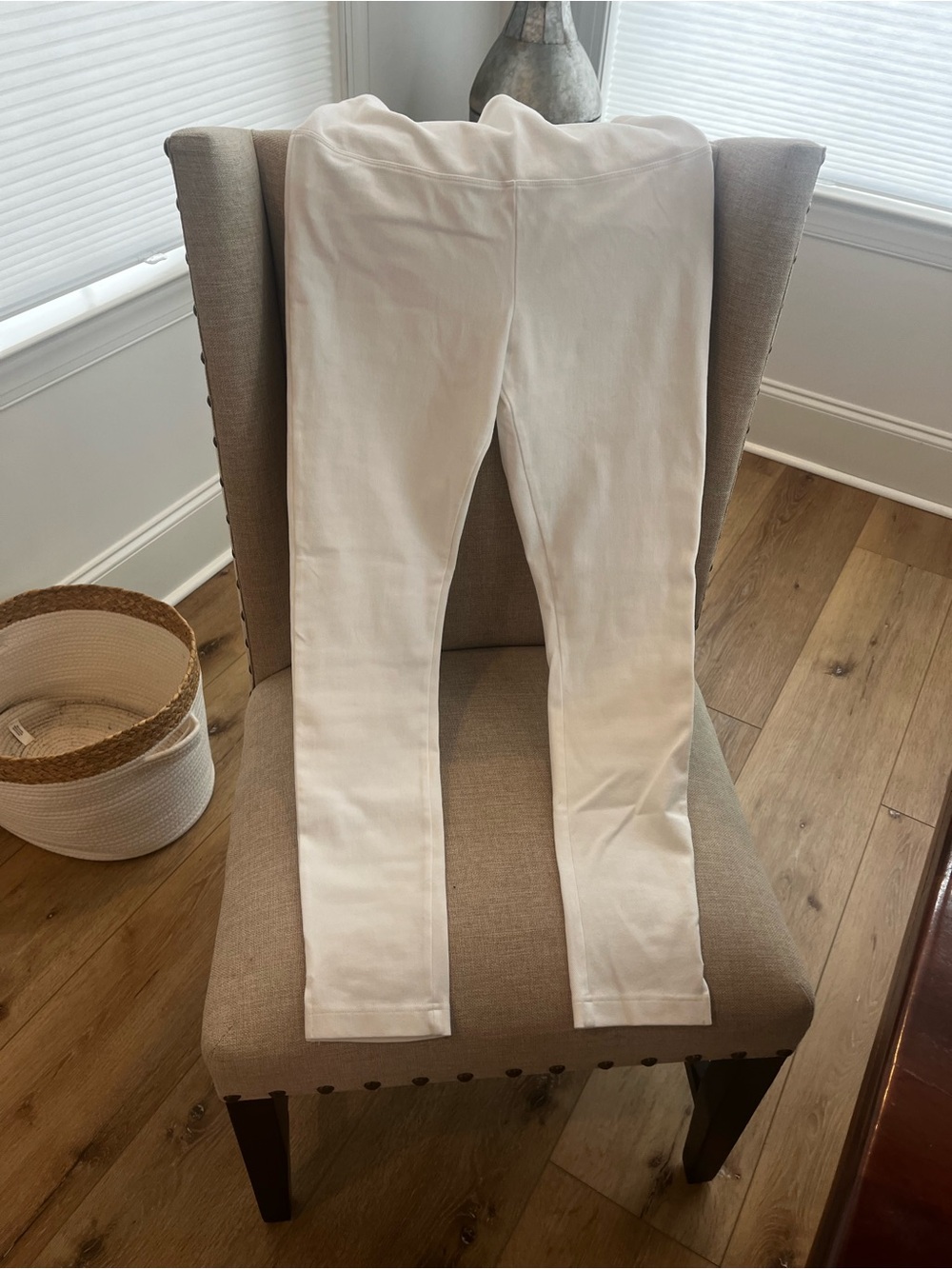 LYSSÉ White Pull-On Slim Pants Size Medium Stretch Ankle Pants